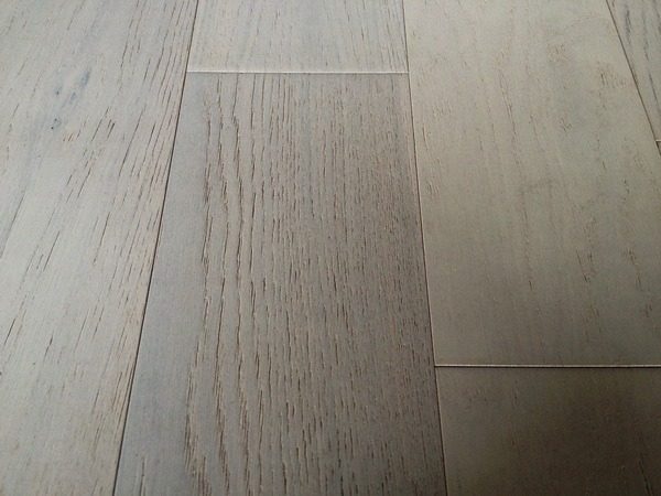 Oak Wire Brushed UV Lacquer Finish – Color Neve 7/16″ x 5″